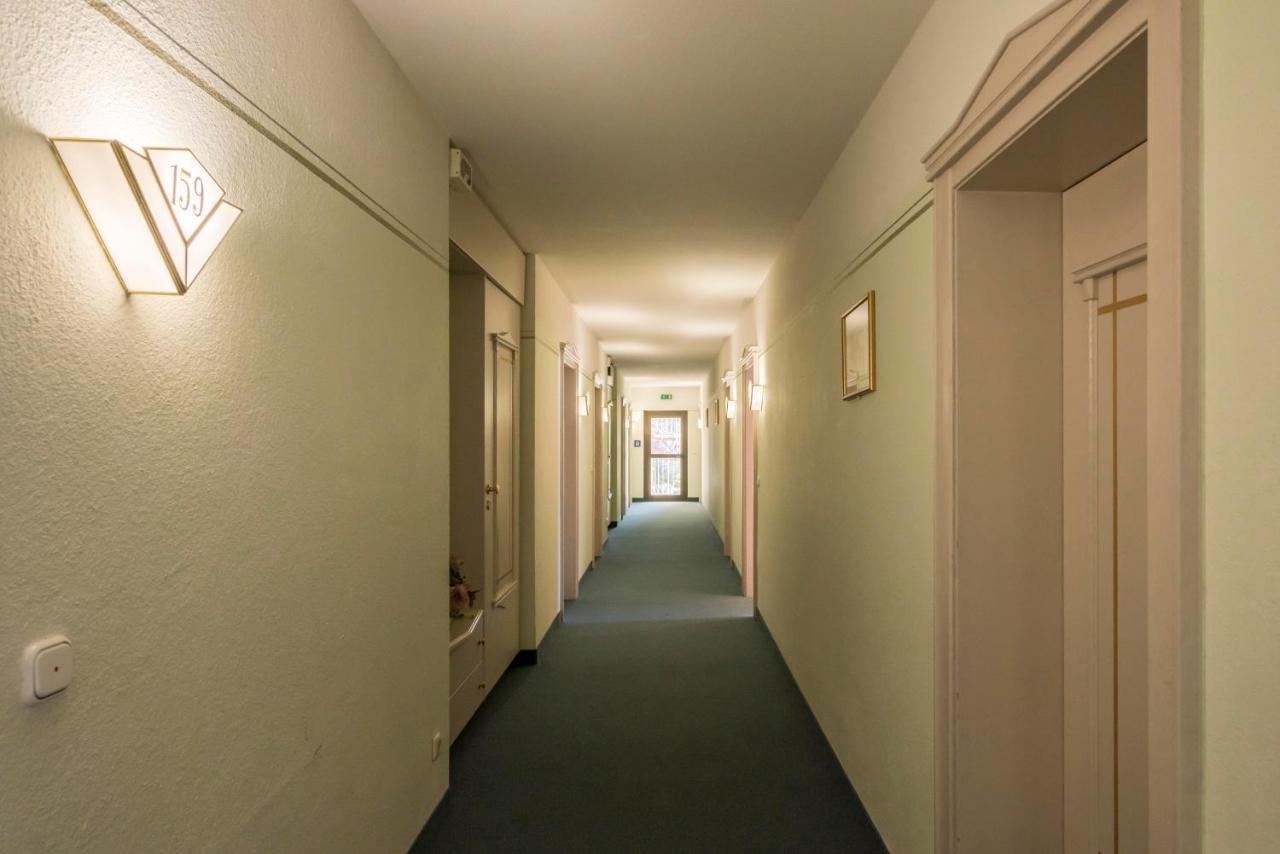 Hotel Am Schlosspark Ismaning Exteriör bild