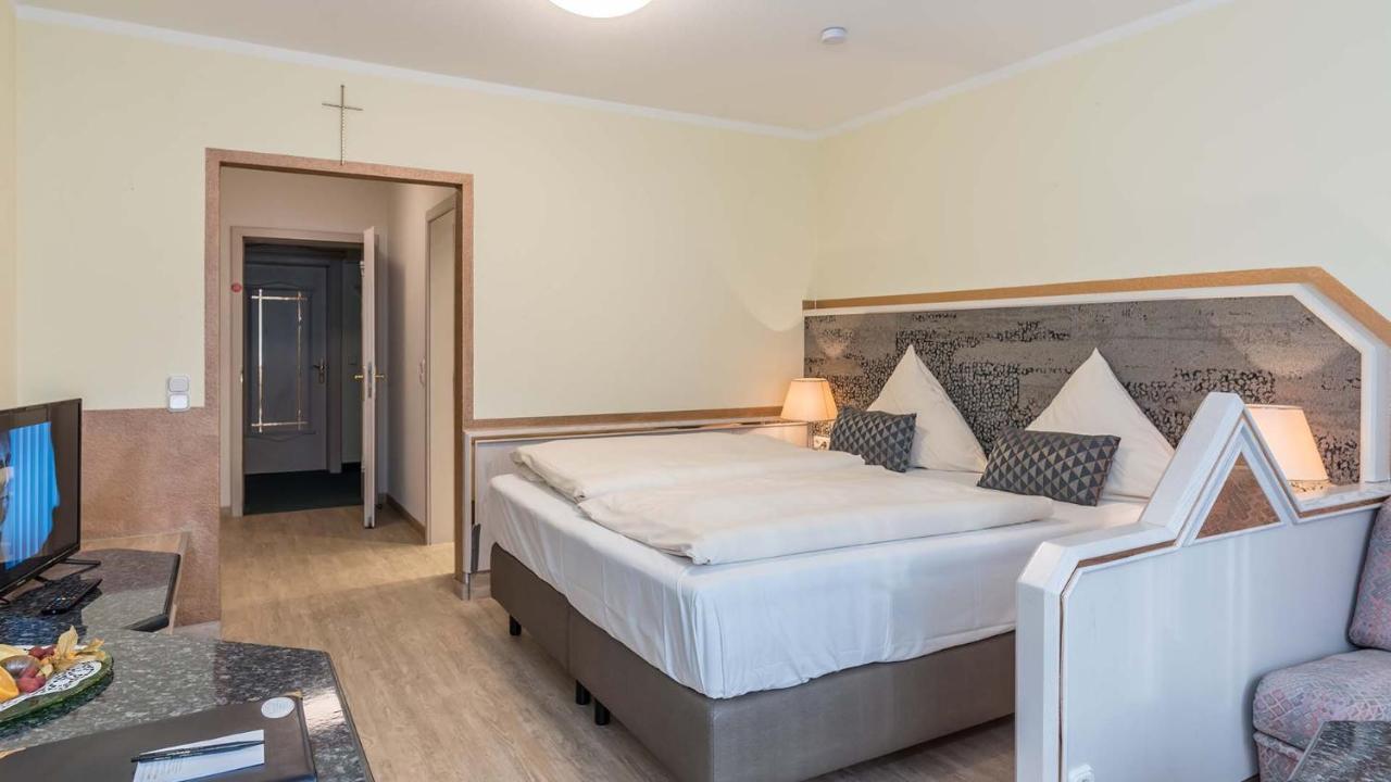 Hotel Am Schlosspark Ismaning Exteriör bild
