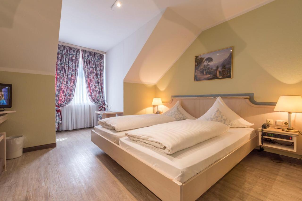 Hotel Am Schlosspark Ismaning Exteriör bild