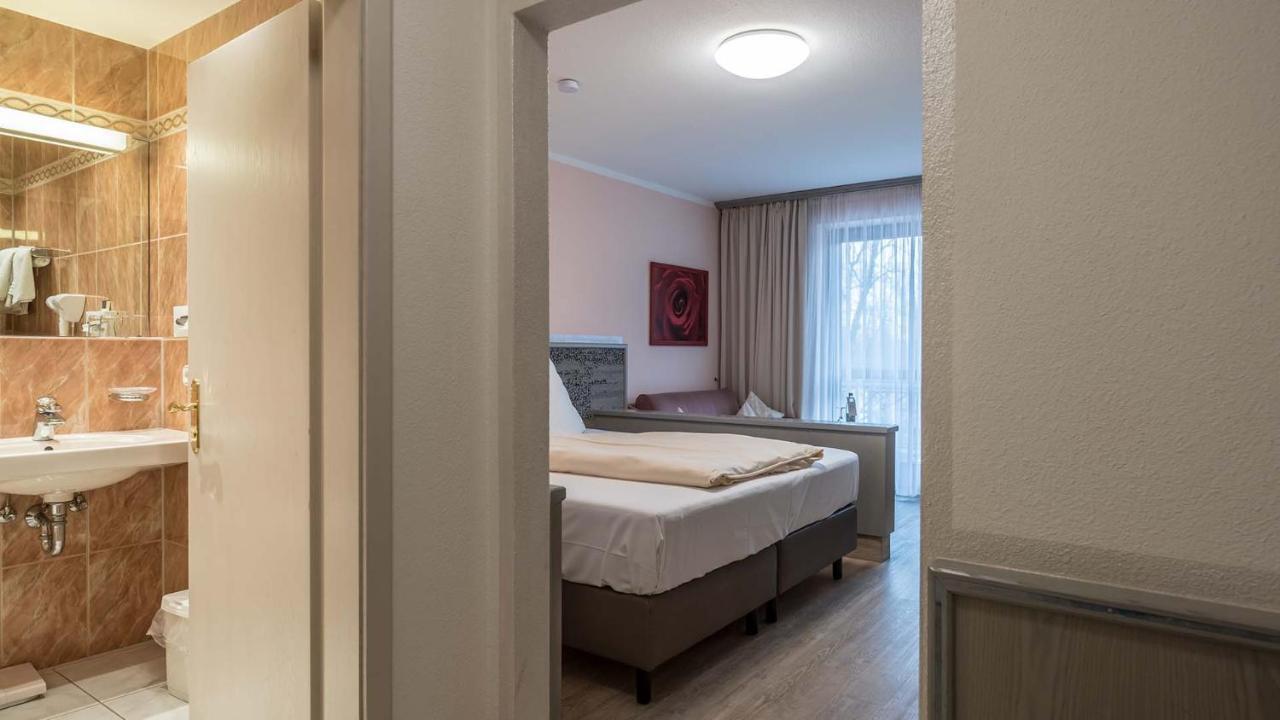 Hotel Am Schlosspark Ismaning Exteriör bild